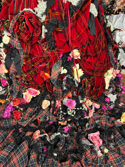 Luxurious Halter Neck A-Line Plaid Evening Gowns Handmade Flowers Lace Appliques Beaded Prom Dress AP2530