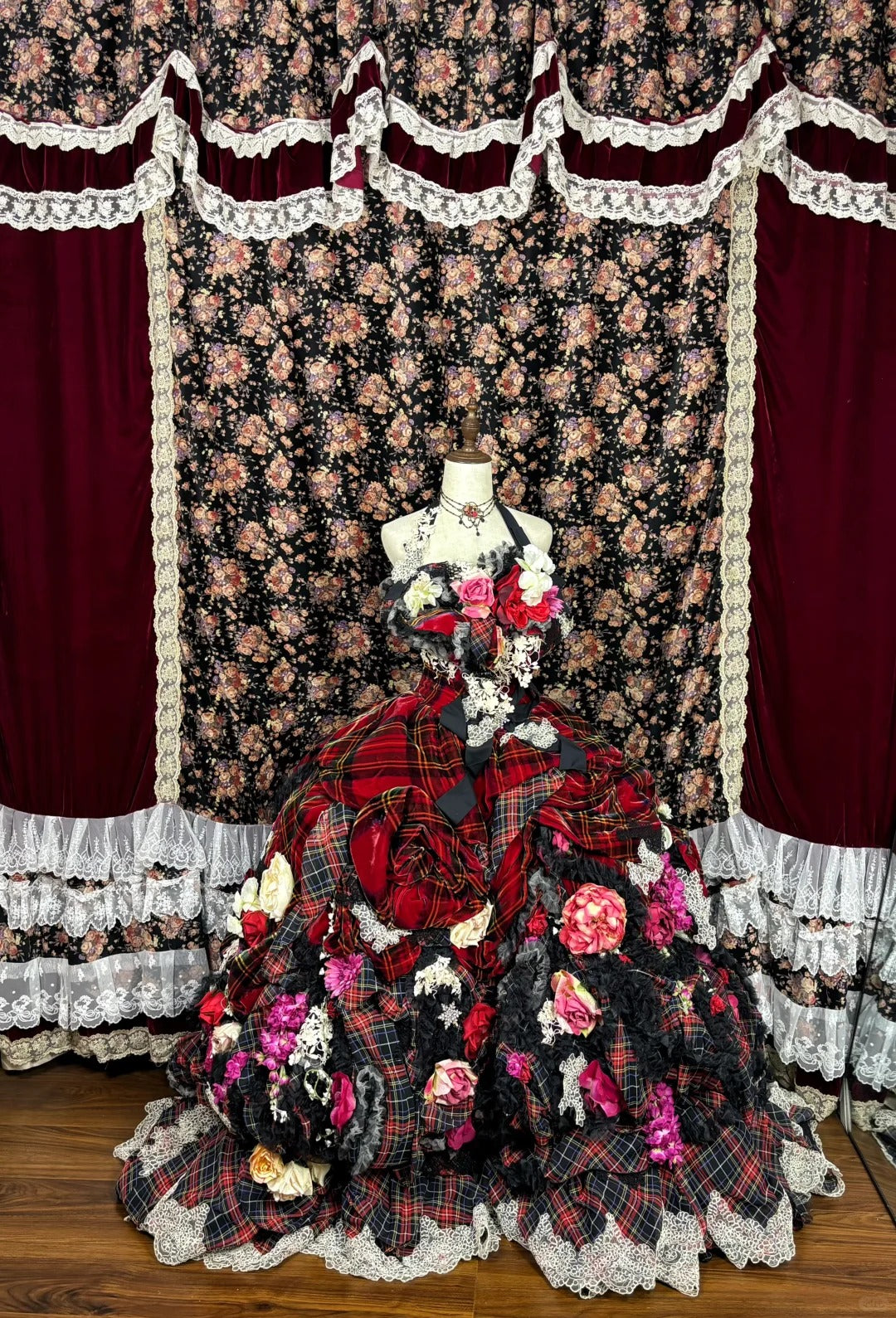 Luxurious Halter Neck A-Line Plaid Evening Gowns Handmade Flowers Lace Appliques Beaded Prom Dress AP2530