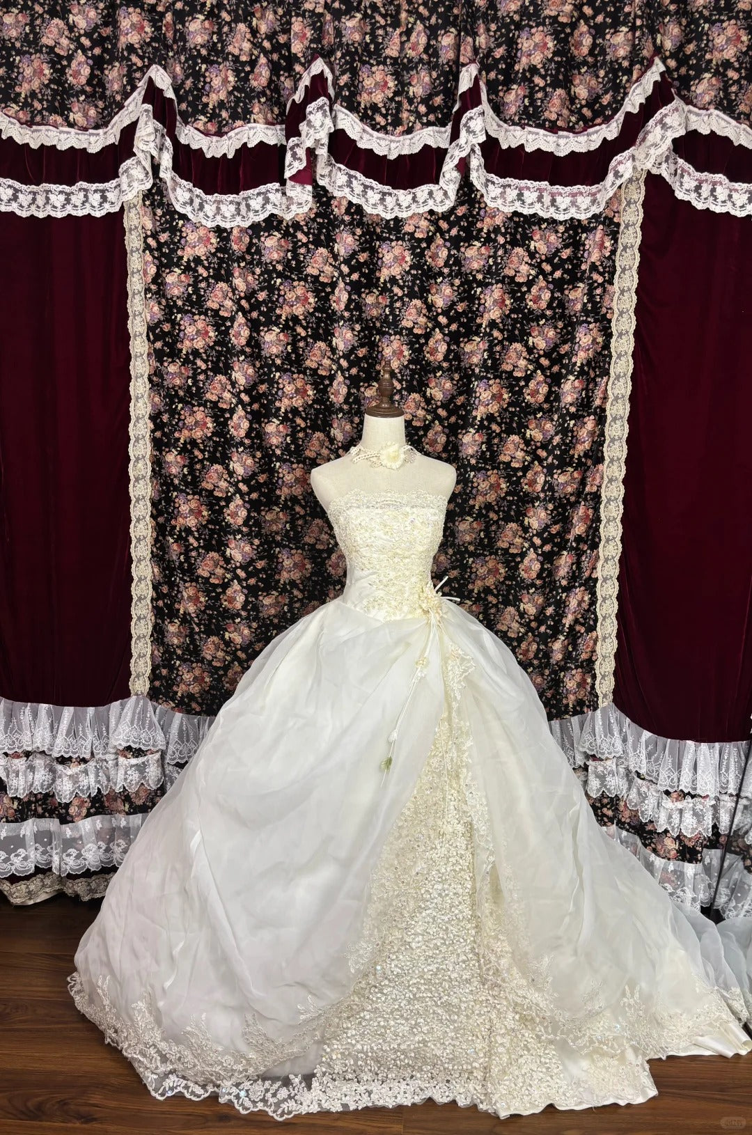 Graceful A-Line Strapless Applique Bridal Gowns Beaded Sequins Handmade Flowers Wedding Dress AP2539