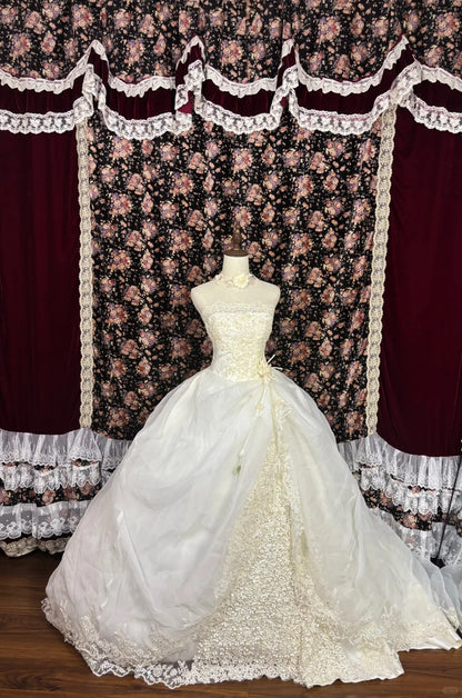 Graceful A-Line Strapless Applique Bridal Gowns Beaded Sequins Handmade Flowers Wedding Dress AP2539