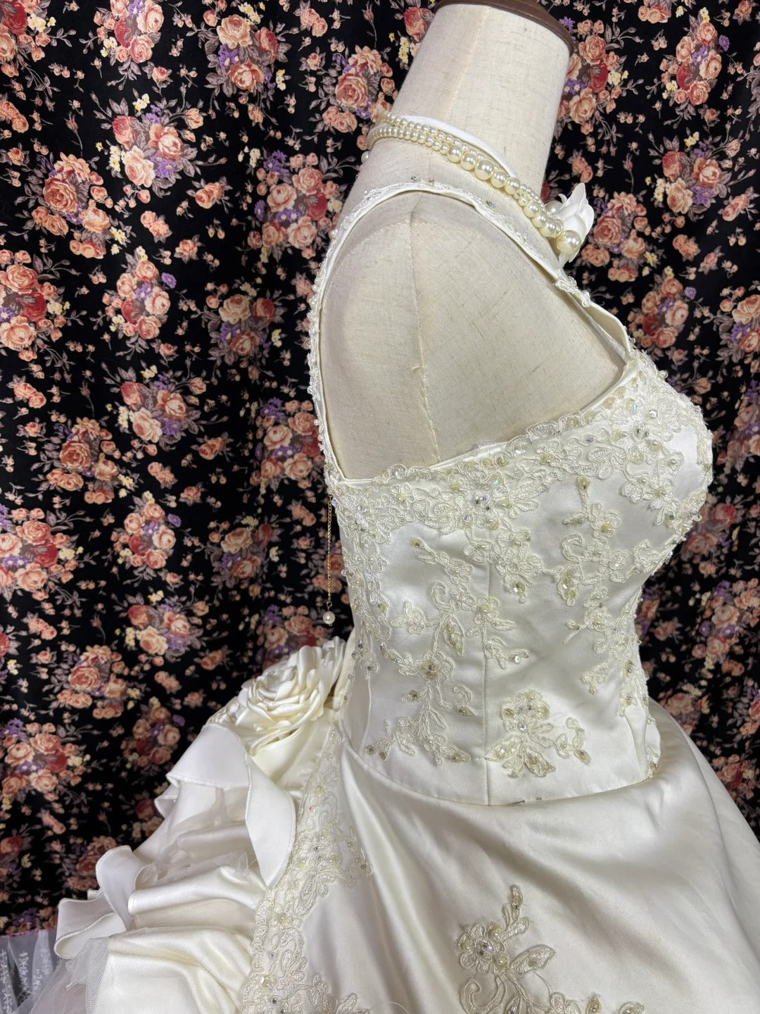 Gorgeous A-Line Spaghetti Strap Bridal Gowns Beaded Sequins Handmade Flowers Wedding Dress AP2548