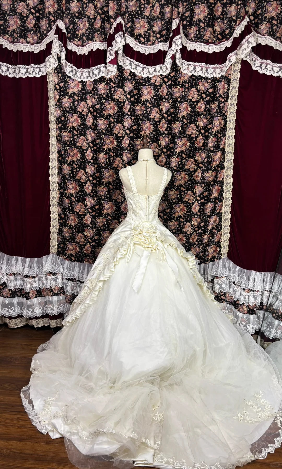 Gorgeous A-Line Spaghetti Strap Bridal Gowns Beaded Sequins Handmade Flowers Wedding Dress AP2548