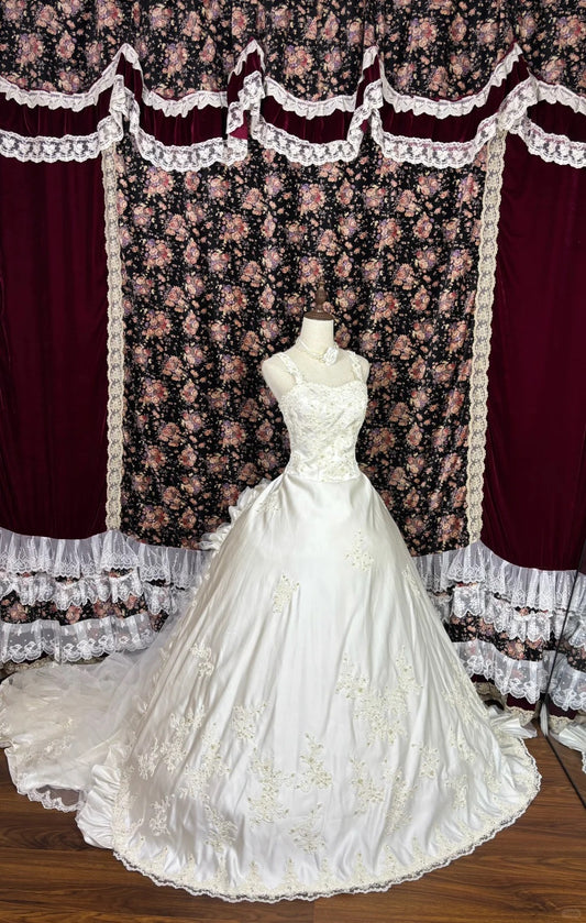 Gorgeous A-Line Spaghetti Strap Bridal Gowns Beaded Sequins Handmade Flowers Wedding Dress AP2548