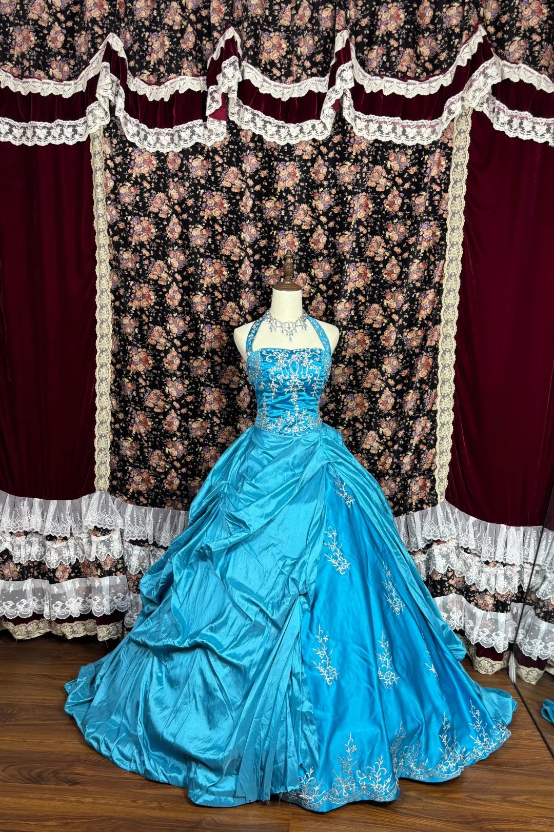 Vintage Halter Neck A-Line Evening Gowns Embroidery Sequins Prom Dress AP2553