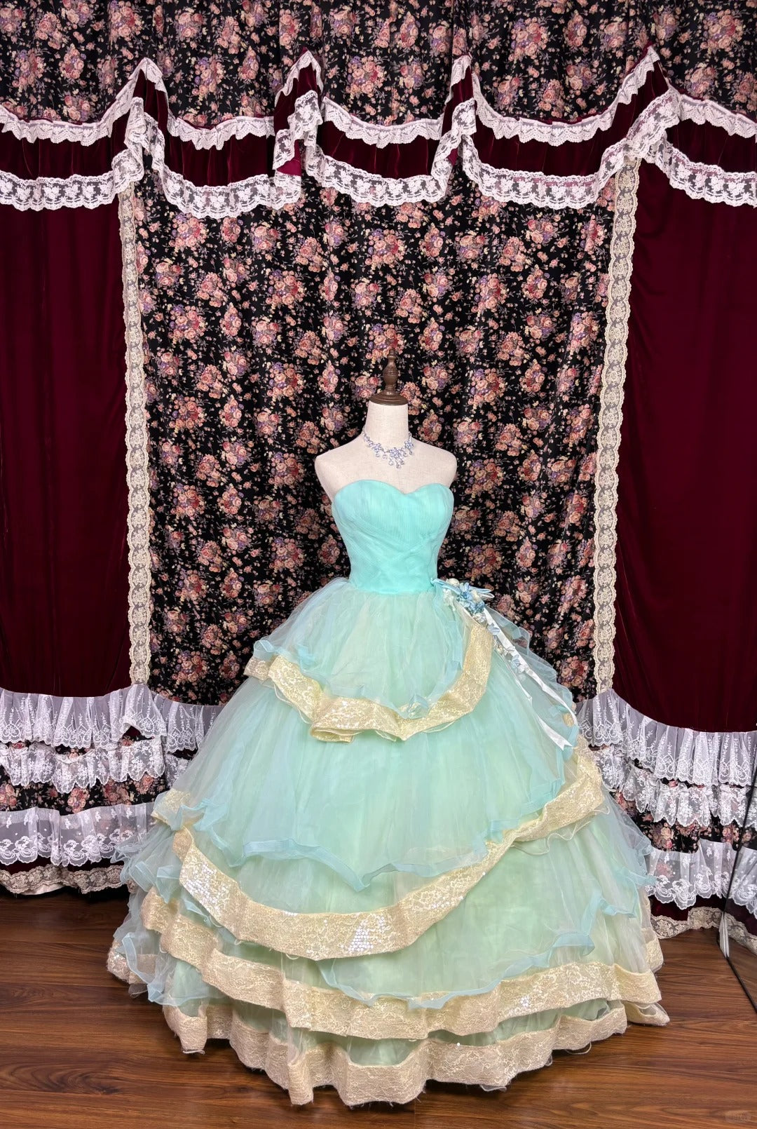 Chic A-Line Strapless Evening Dresses Tiered Tulle Handmade Flowers Sequins Prom Dress AP2560