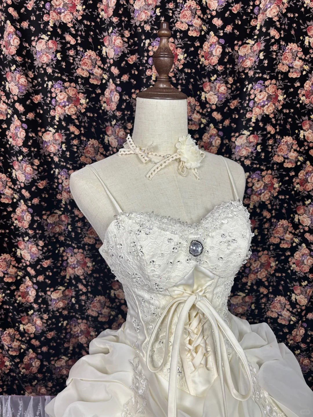 Sweet A-Line Spaghetti Strap Bridal Gowns Ruched Tulle Beaded Crystal Wedding Dress AP2567