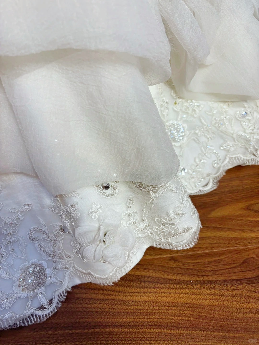 Vintage Strapless A-Line Ruched Bridal Gowns Crystals Beaded Sequins Applique Wedding Dress AP2570