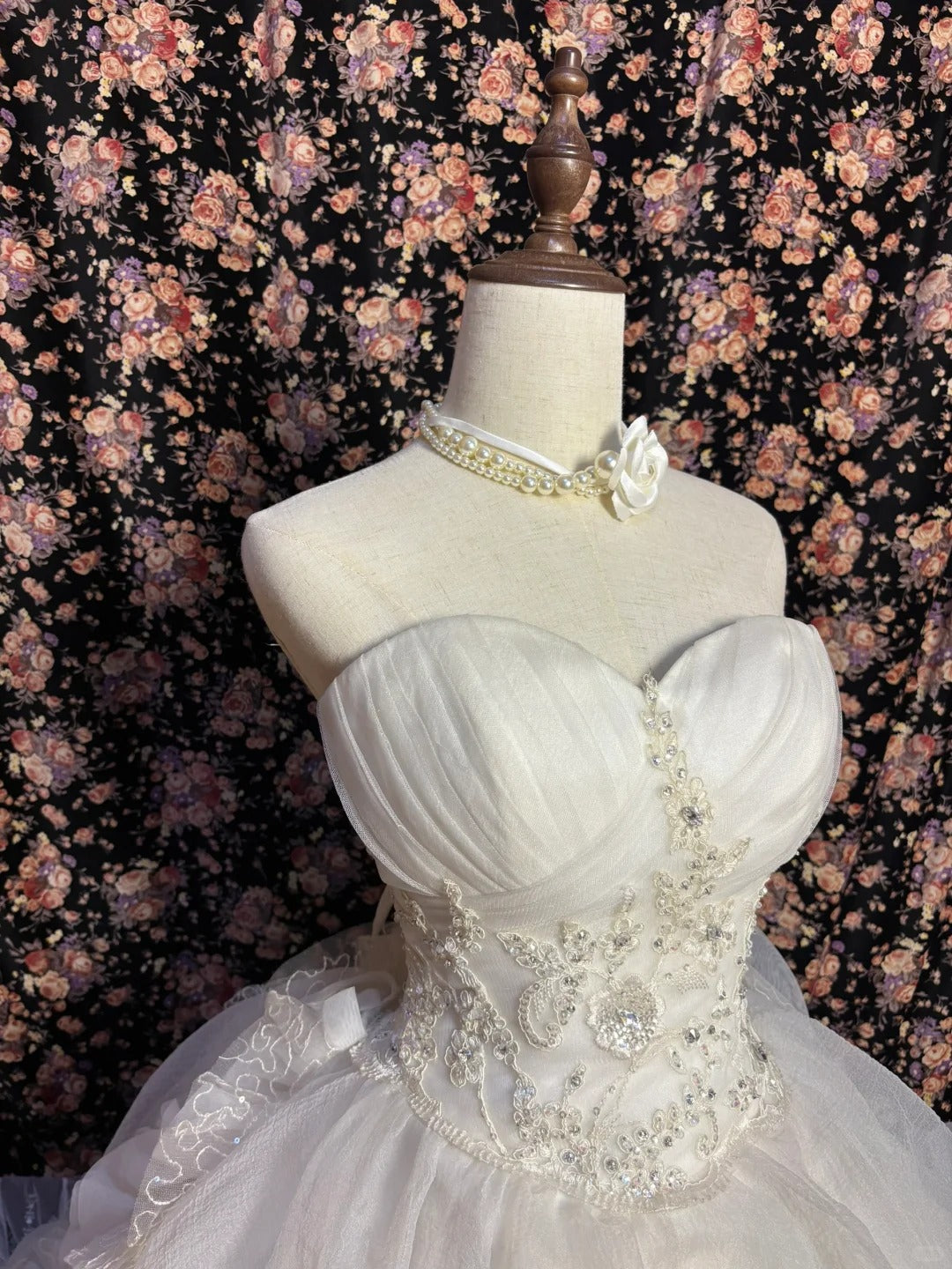 Vintage Strapless A-Line Ruched Bridal Gowns Crystals Beaded Sequins Applique Wedding Dress AP2570