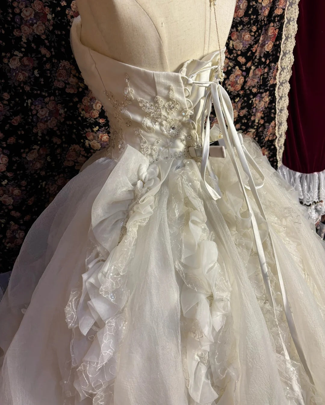 Vintage Strapless A-Line Ruched Bridal Gowns Crystals Beaded Sequins Applique Wedding Dress AP2570