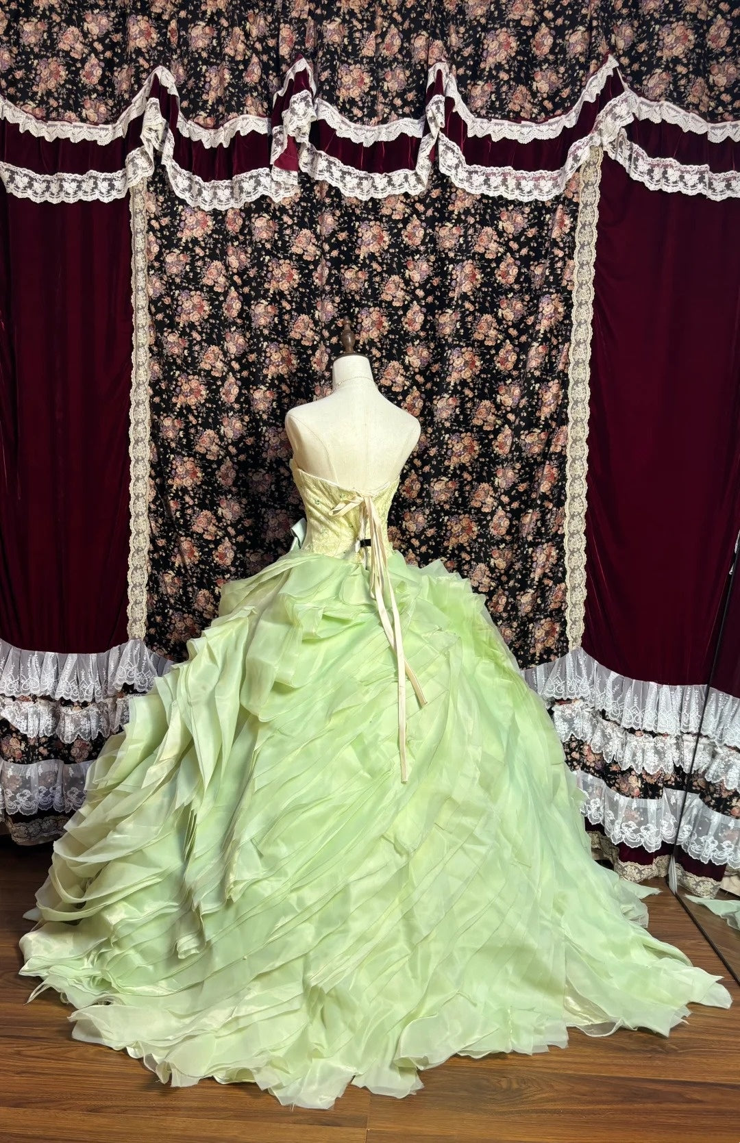 Fashionable A-Line Strapless Pleated Evening Gowns Sequins Beaded Handmade Flowers Prom Dress AP2585