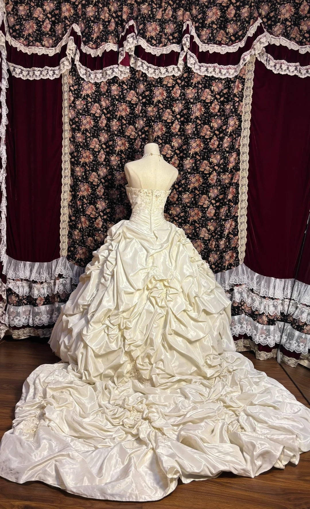 Romantic A-Line Strapless Ruched Evening Gowns Sequins Applique Prom Dress AP2589