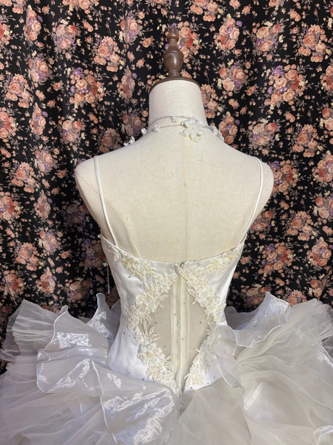 Gorgeous A-Line Spaghetti Strap Bridal Gowns Sequins Crystal Appliques Beading Wedding Dress AP2608