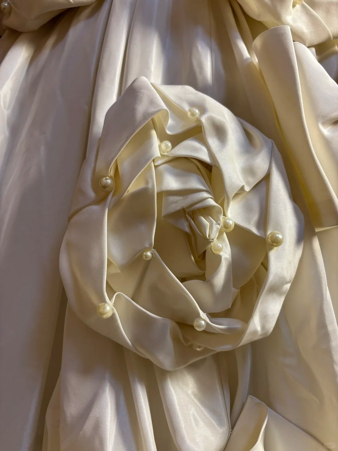 Unique Strapless A-Line Bridal Gowns Pearls Bow Beading Handmade Flowers Wedding Dress AP2615