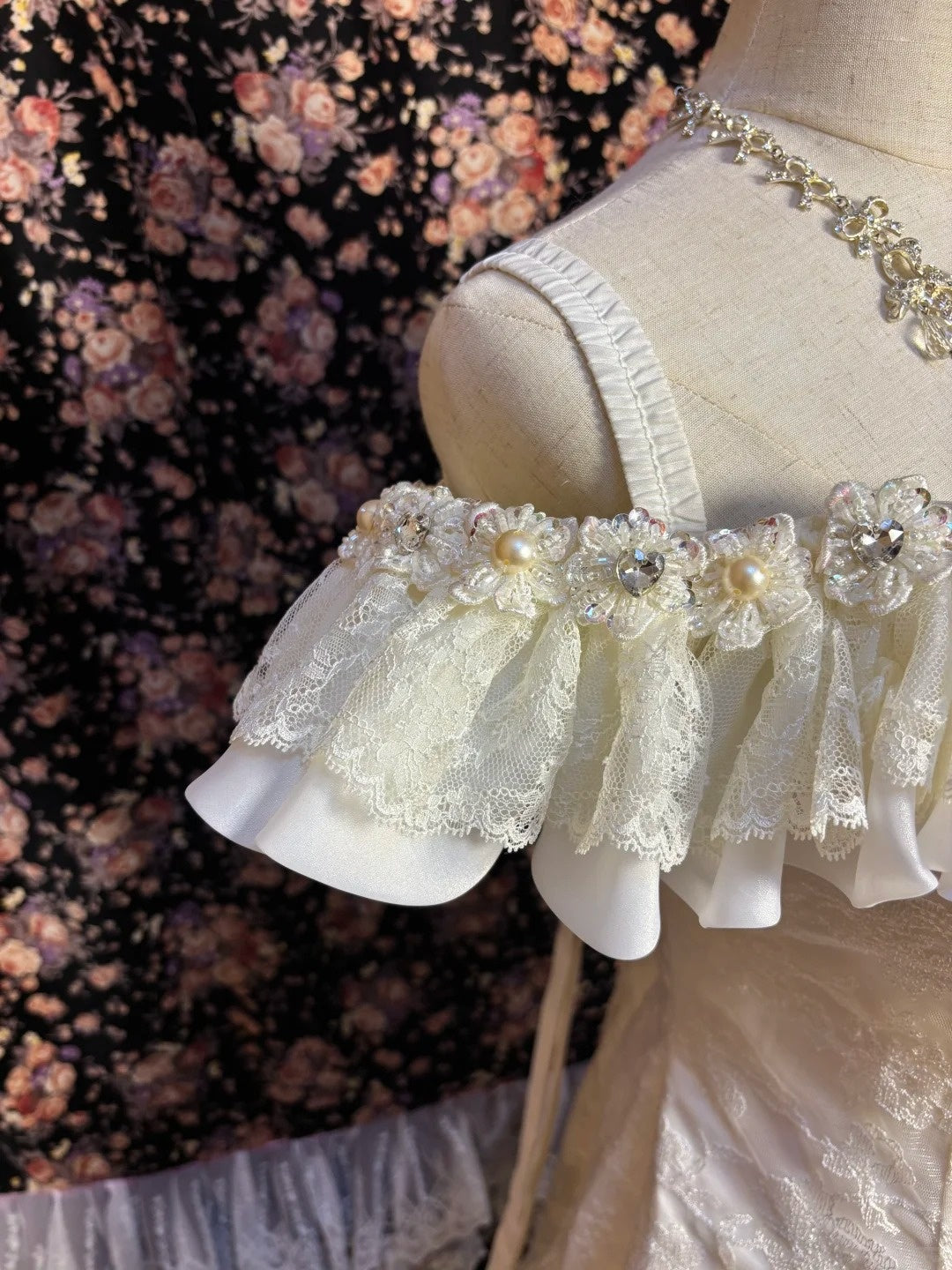 French Style A-Line Off-Shoulder Bridal Gowns Beaded Crystal Sequins Pearls Lace Wedding Dress AP2618