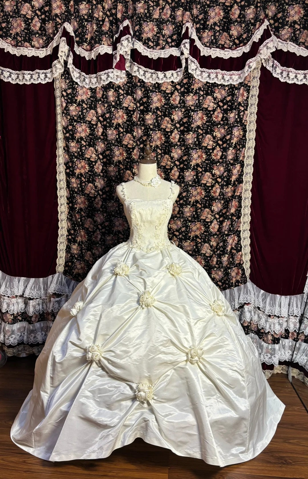 Vintage A-Line Spaghetti Strap Bridal Gowns Beading Handmade Flowers Wedding Dress AP2633