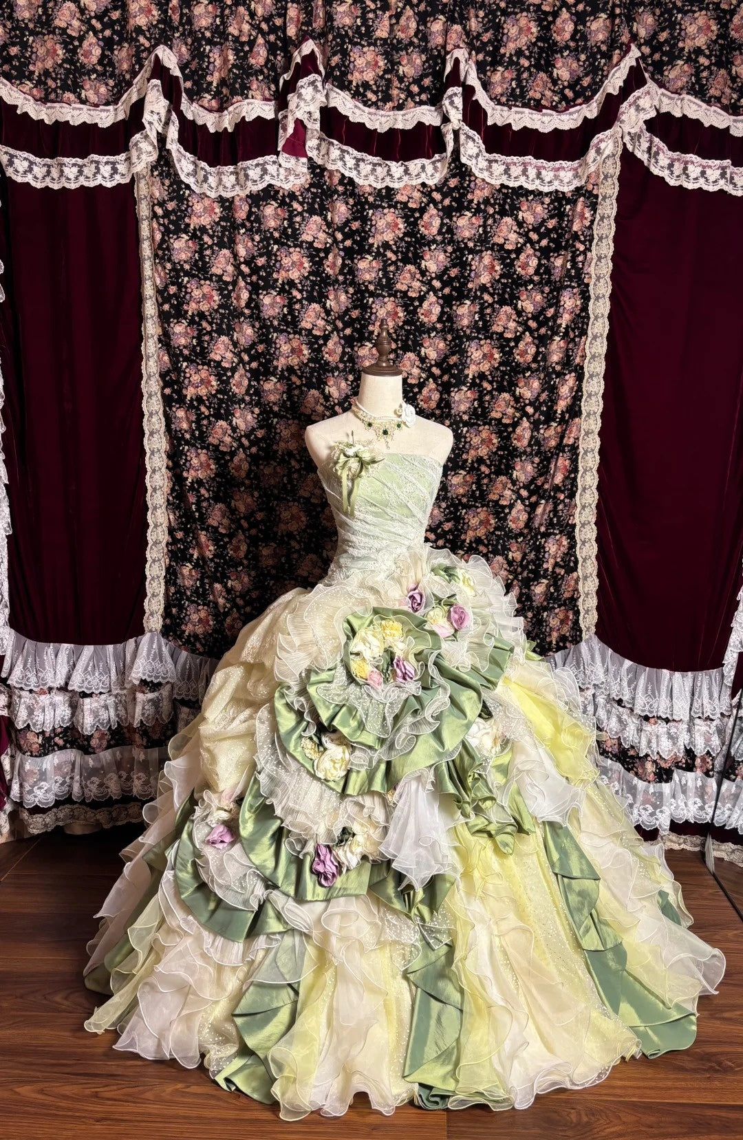 Alluring Strapless A-Line Evening Dresses Tiered Tulle Sequins Beaded Handmade Flowers Prom Dress AP2637