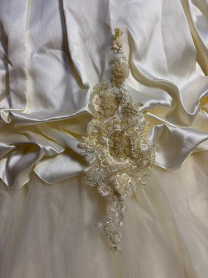 Chic A-Line Strapless Bridal Gowns Beaded Sequins Appliques Satin Wedding Dress AP2654