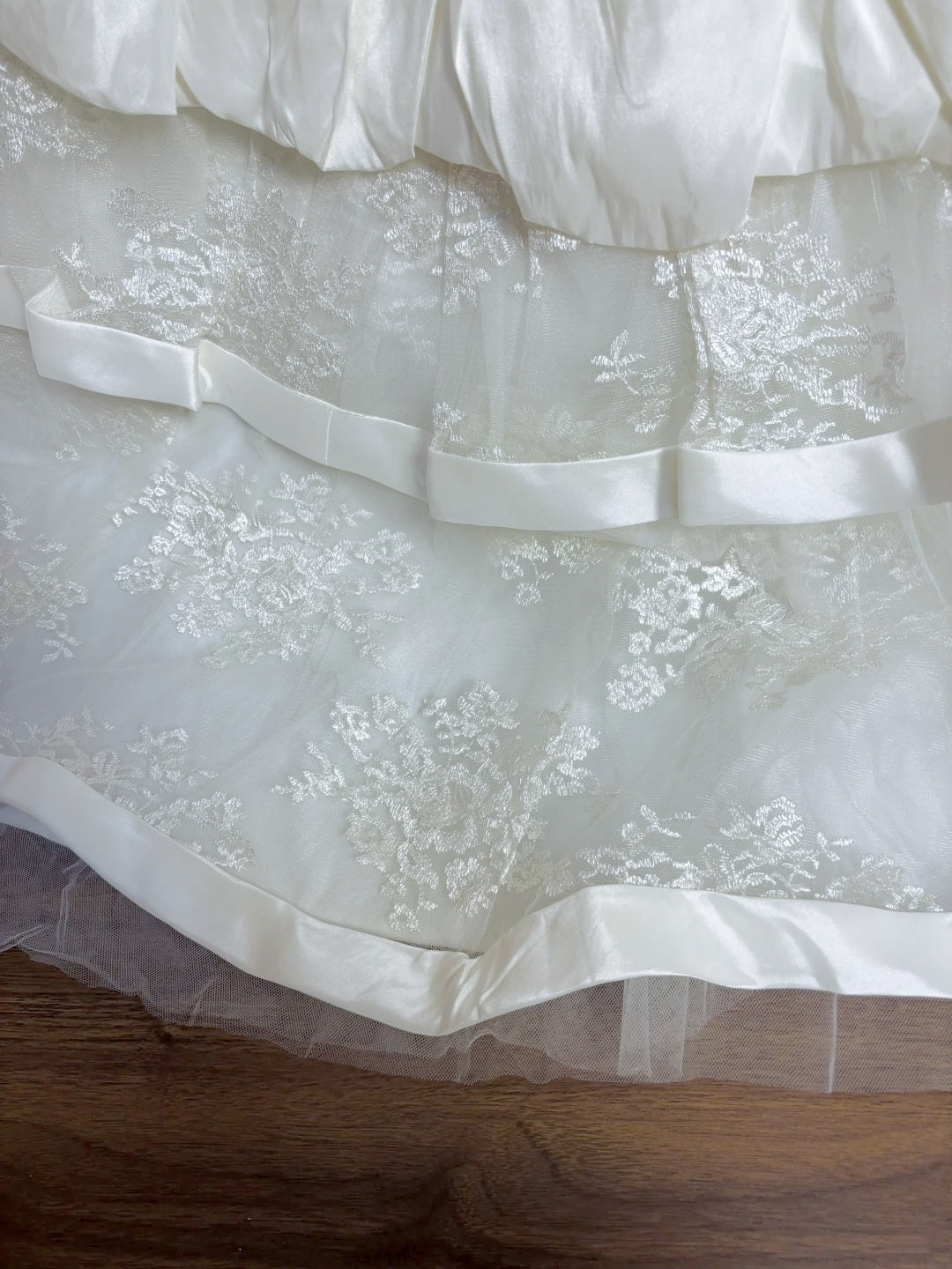 Graceful A-Line Strapless Tiered Bridal Gowns Beaded Crystals Sequins Appliques Wedding Dress AP2660