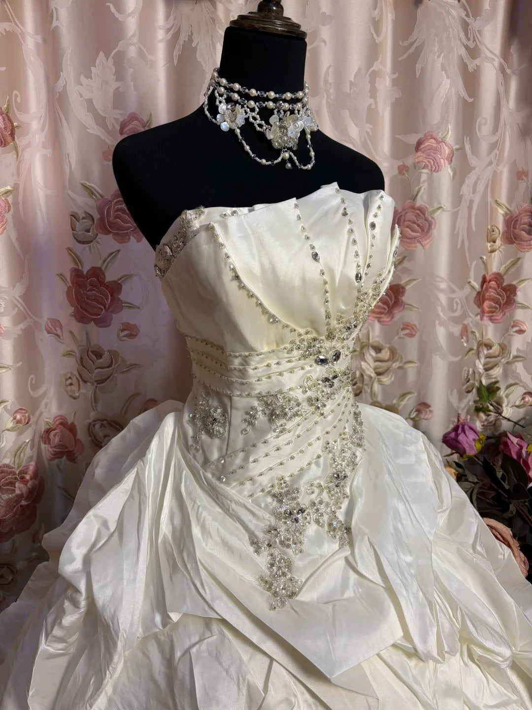 Graceful A-Line Strapless Tiered Bridal Gowns Beaded Crystals Sequins Appliques Wedding Dress AP2660