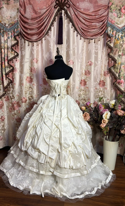 Graceful A-Line Strapless Tiered Bridal Gowns Beaded Crystals Sequins Appliques Wedding Dress AP2660