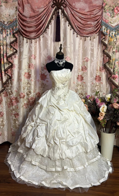 Graceful A-Line Strapless Tiered Bridal Gowns Beaded Crystals Sequins Appliques Wedding Dress AP2660