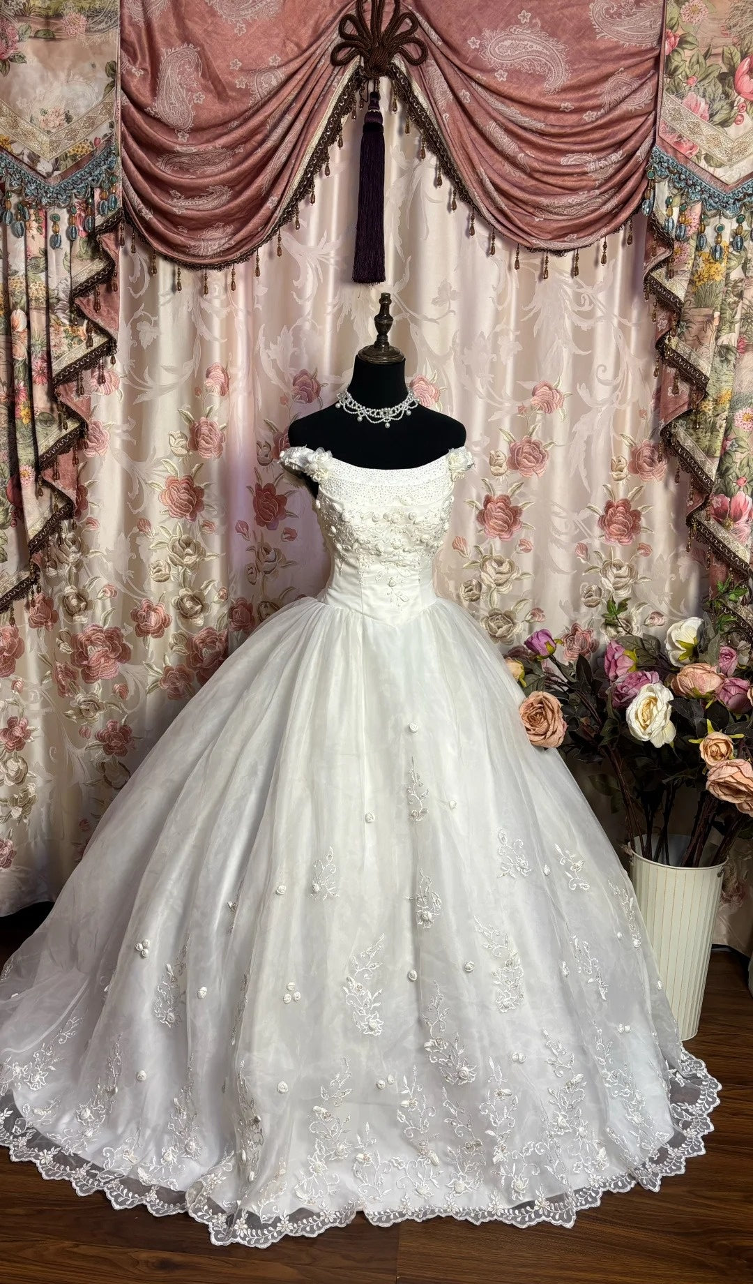 Classical Off-Shoulder Bridal Gowns A-Line 3D Flowers Beading Appliques Sequins Wedding Dress AP2662