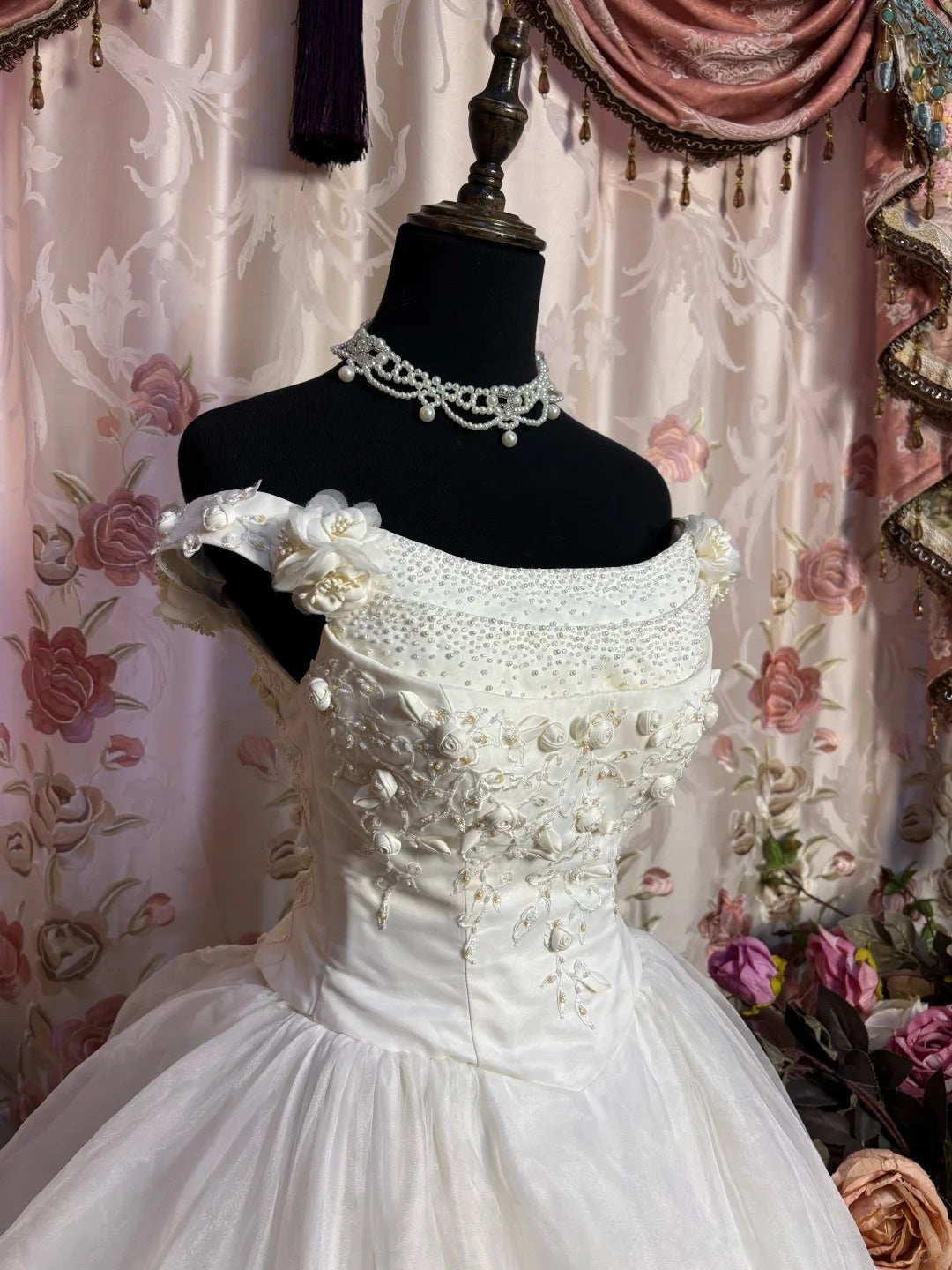 Classical Off-Shoulder Bridal Gowns A-Line 3D Flowers Beading Appliques Sequins Wedding Dress AP2662