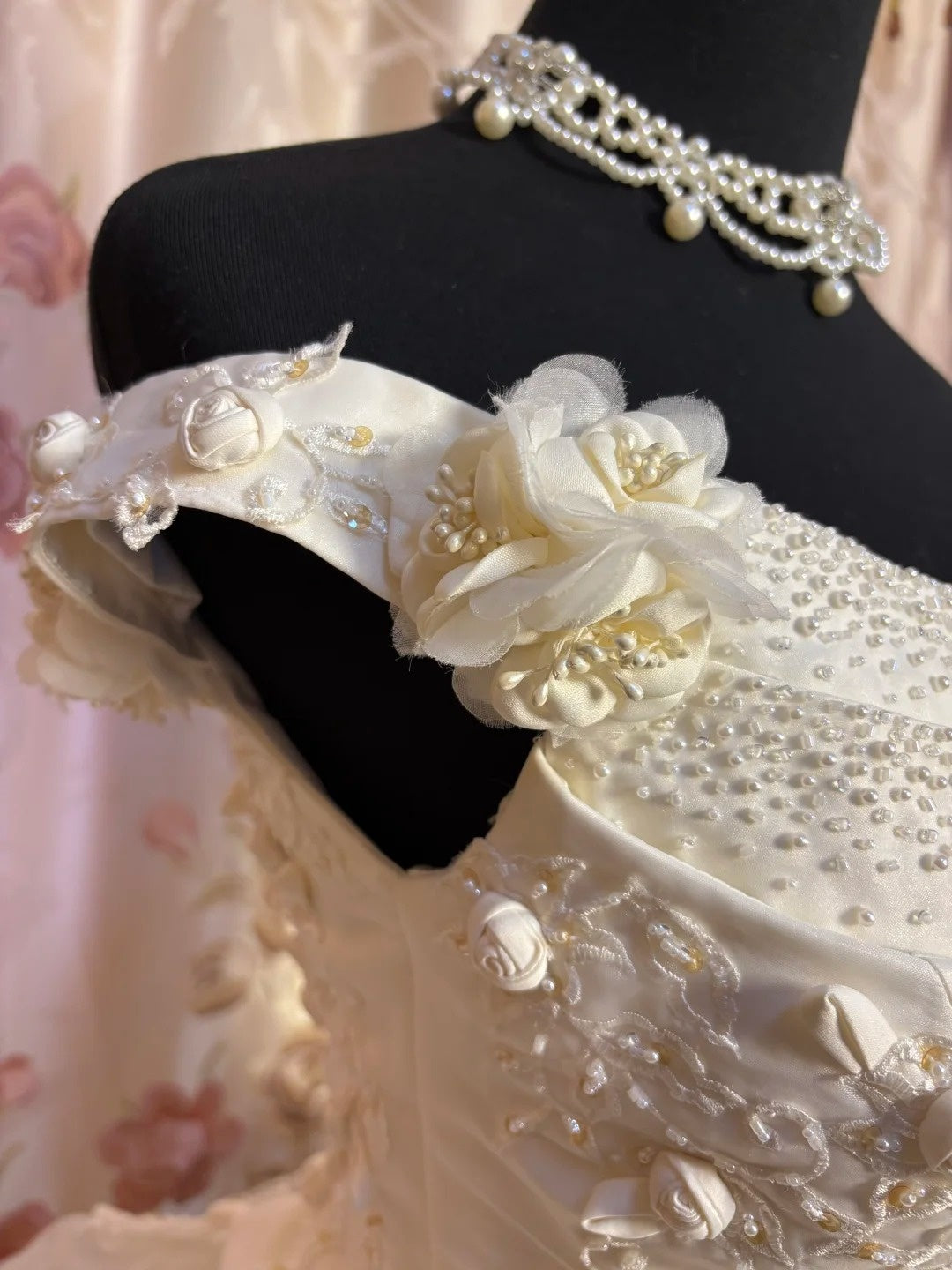 Classical Off-Shoulder Bridal Gowns A-Line 3D Flowers Beading Appliques Sequins Wedding Dress AP2662