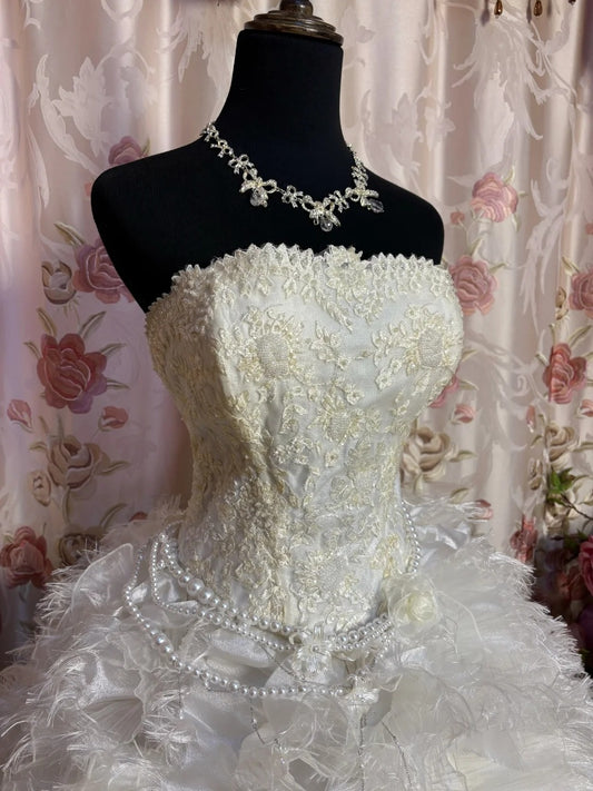 Fantastic A-Line Strapless Ruffled Bridal Gowns Beading Sequins Appliques Feather Wedding Dress AP2663