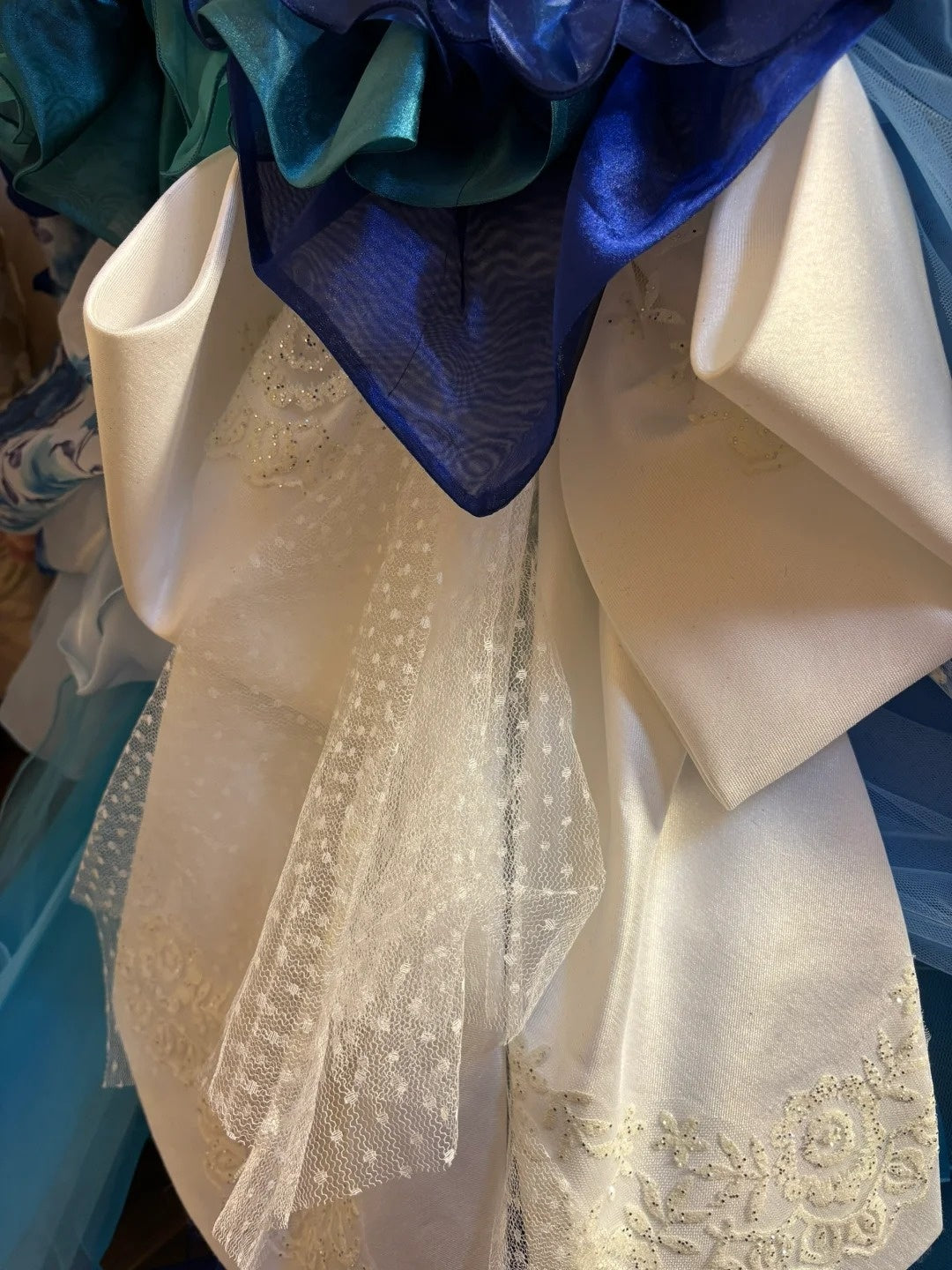 Vintage Spaghetti Strap A-Line Prom Dress Sequins Handmade Flowers Bow Appliques Beaded Formal Dresses AP2666