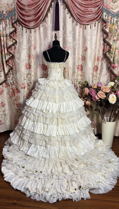 Novelty Spaghetti Strap Bridal Gowns A-Line Beading Bow Appliques Sequins Tiered Wedding Dress AP2681