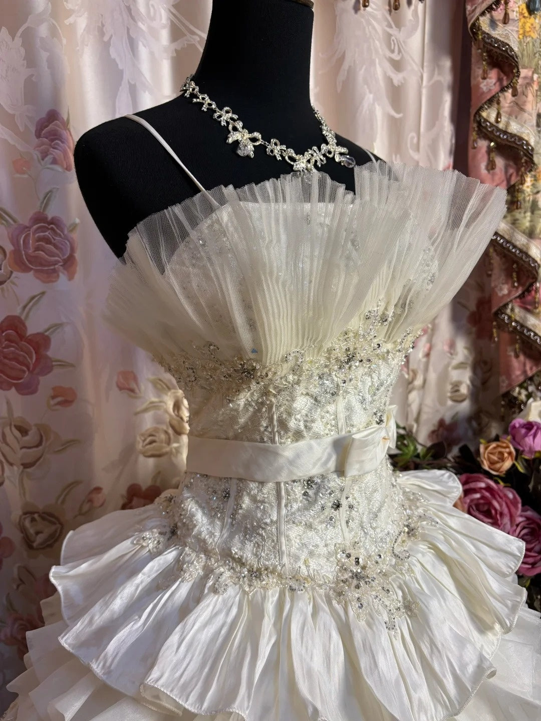 Novelty Spaghetti Strap Bridal Gowns A-Line Beading Bow Appliques Sequins Tiered Wedding Dress AP2681