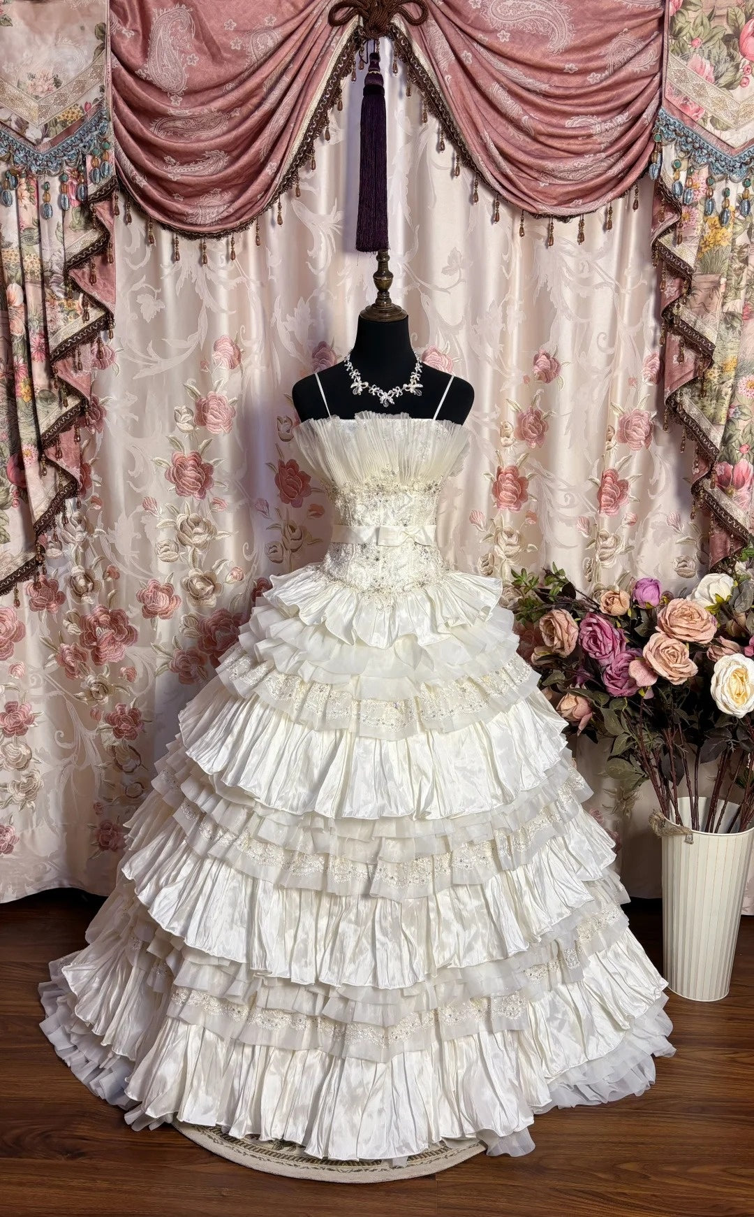 Novelty Spaghetti Strap Bridal Gowns A-Line Beading Bow Appliques Sequins Tiered Wedding Dress AP2681