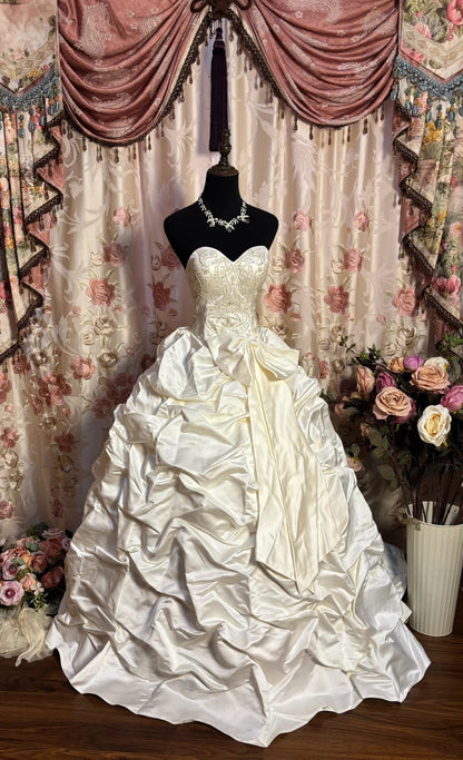 Attractive A-Line Strapless Bridal Gowns Beading Sequins Bow Wedding Dress AP2701