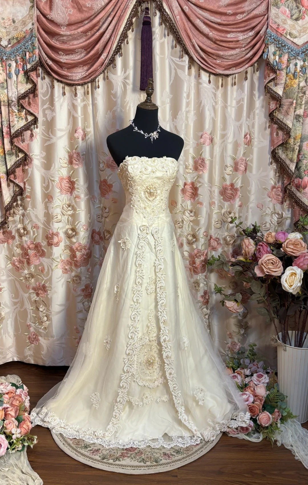Romantic A-Line Strapless Bridal Gowns Appliques Pearls Beading Sequins Wedding Dress AP2708