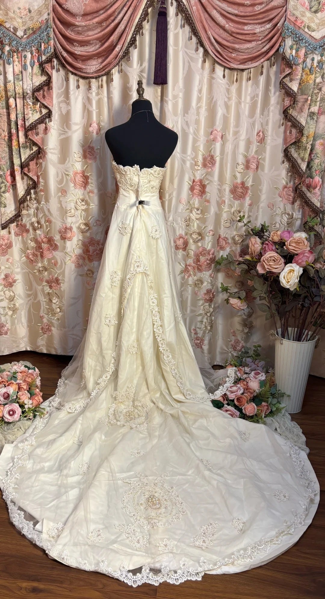 Romantic A-Line Strapless Bridal Gowns Appliques Pearls Beading Sequins Wedding Dress AP2708