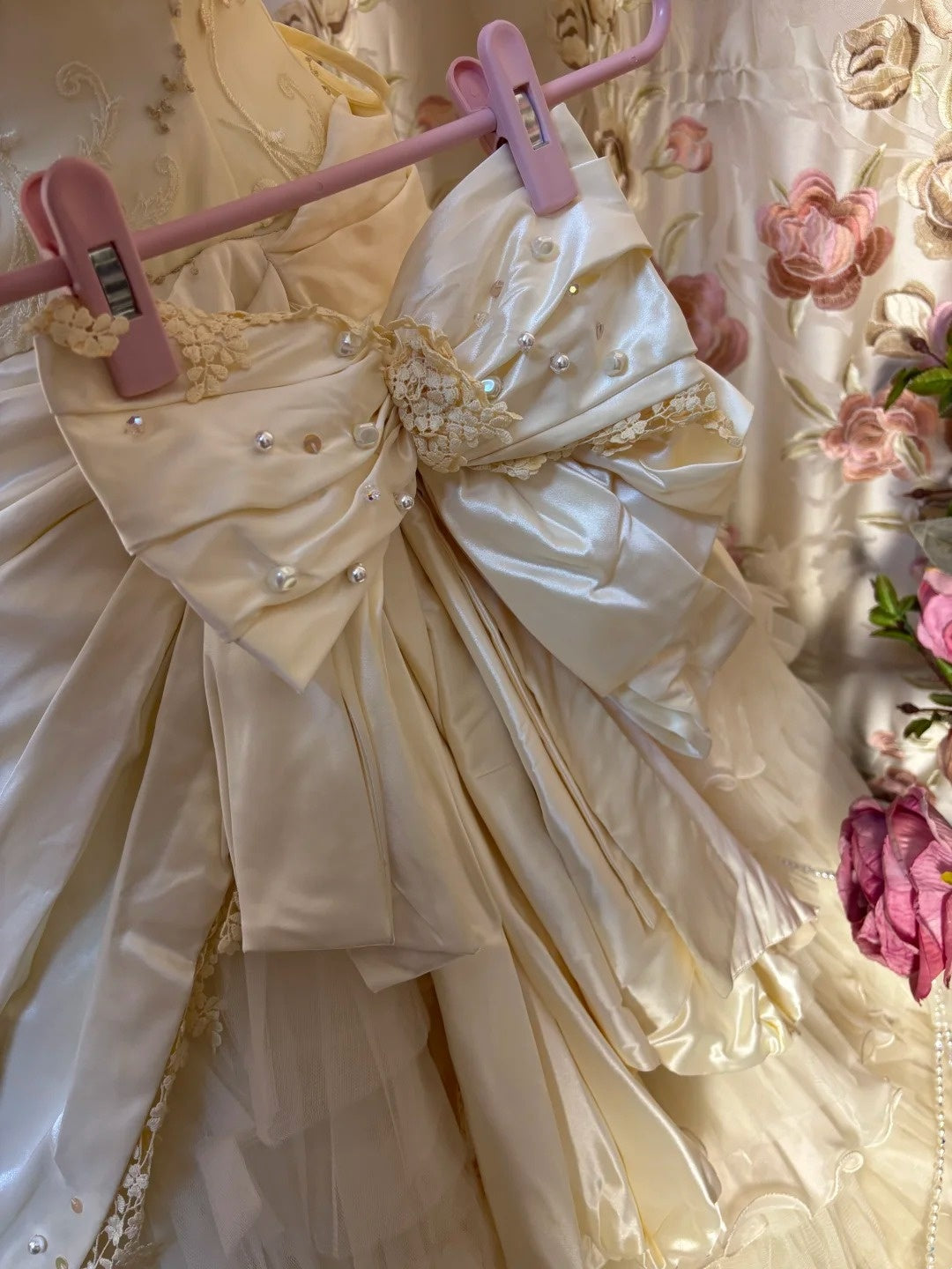 Luxurious A-Line Strapless Bridal Gowns Bow Rhinestone Beading Sequins Appliques Lace Wedding Dress AP2712