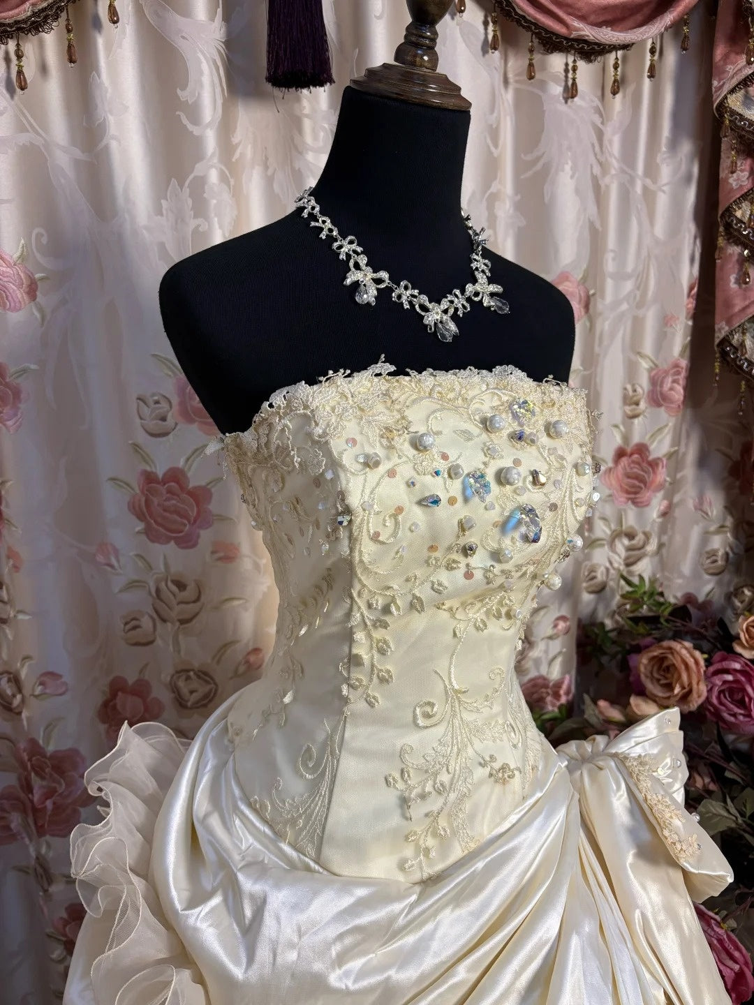 Luxurious A-Line Strapless Bridal Gowns Bow Rhinestone Beading Sequins Appliques Lace Wedding Dress AP2712