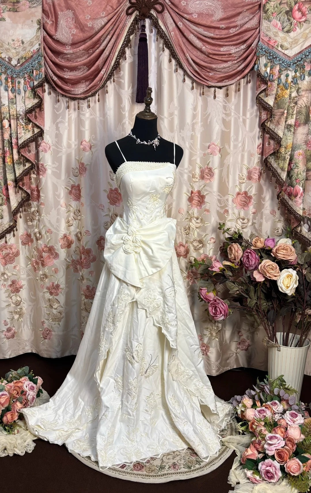 Luxury A-Line Spaghetti Strap Bridal Gowns Sequins Beaded Appliques Bow Wedding Dress AP2713