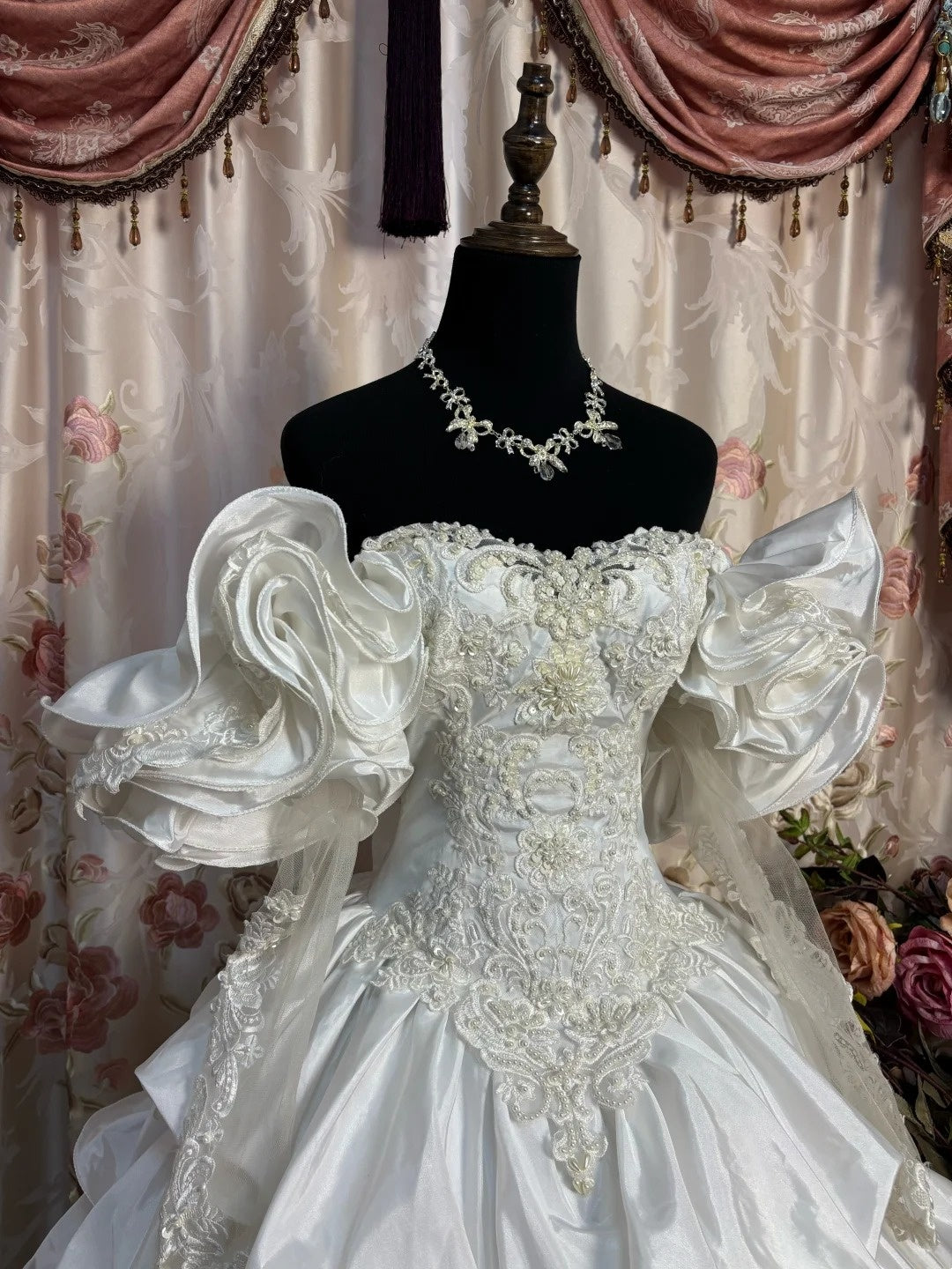 Elegant Off-Shoulder A-Line Bridal Gowns Puffy Long Sleeve Sequins Beaded Applique Wedding Dress AP2715