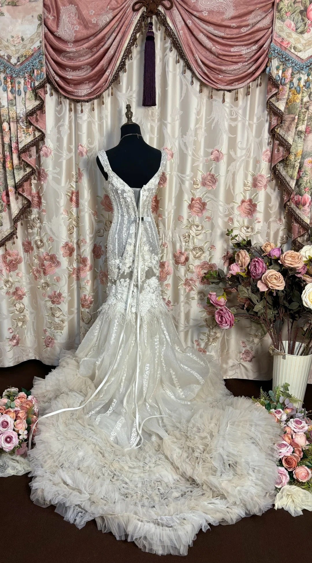 Gorgeous Mermaid Spaghetti Strap Bridal Gowns Sequins Beading Appliques Feather Wedding Dress AP2728