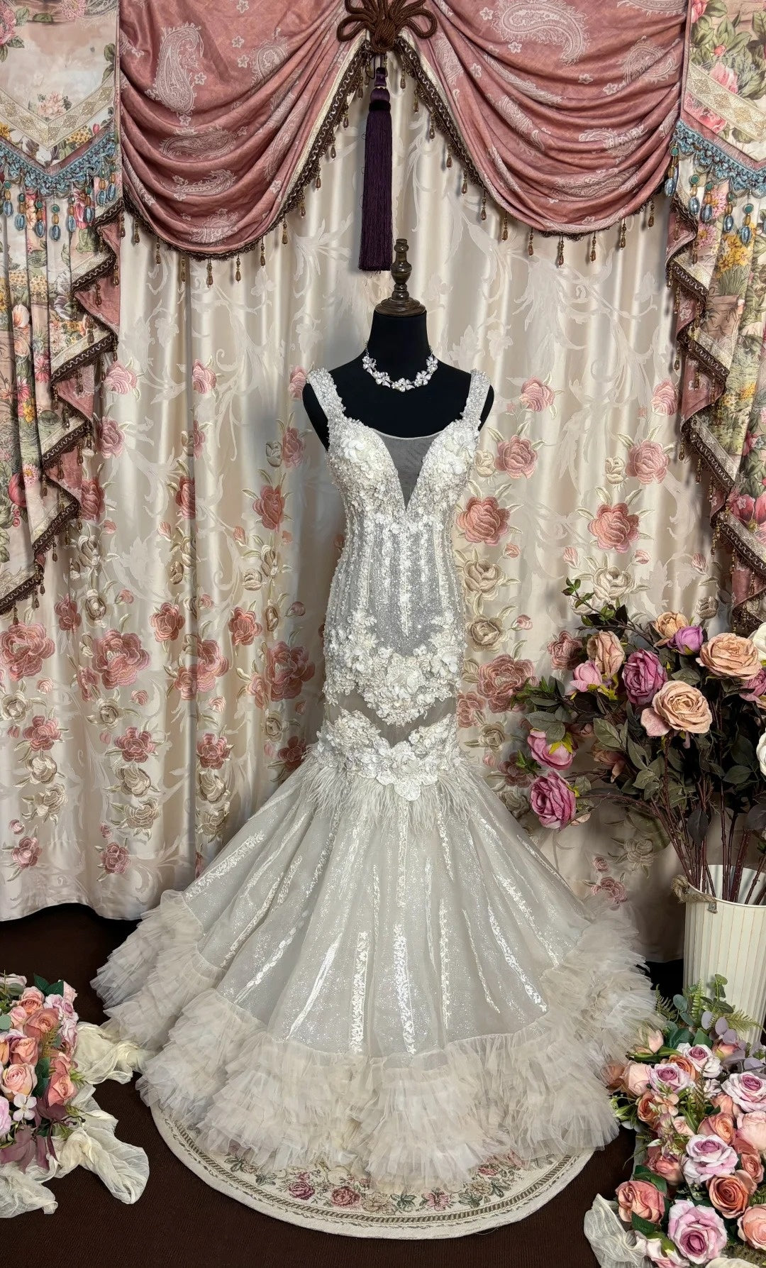 Gorgeous Mermaid Spaghetti Strap Bridal Gowns Sequins Beading Appliques Feather Wedding Dress AP2728