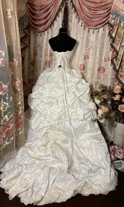 Romantic A-Line Bridal Gowns Strapless Sequins Handmade Flower Appliques Wedding Dress AP2762