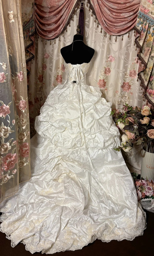 Romantic A-Line Bridal Gowns Strapless Sequins Handmade Flower Appliques Wedding Dress AP2762