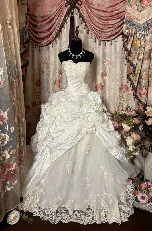 Romantic A-Line Bridal Gowns Strapless Sequins Handmade Flower Appliques Wedding Dress AP2762