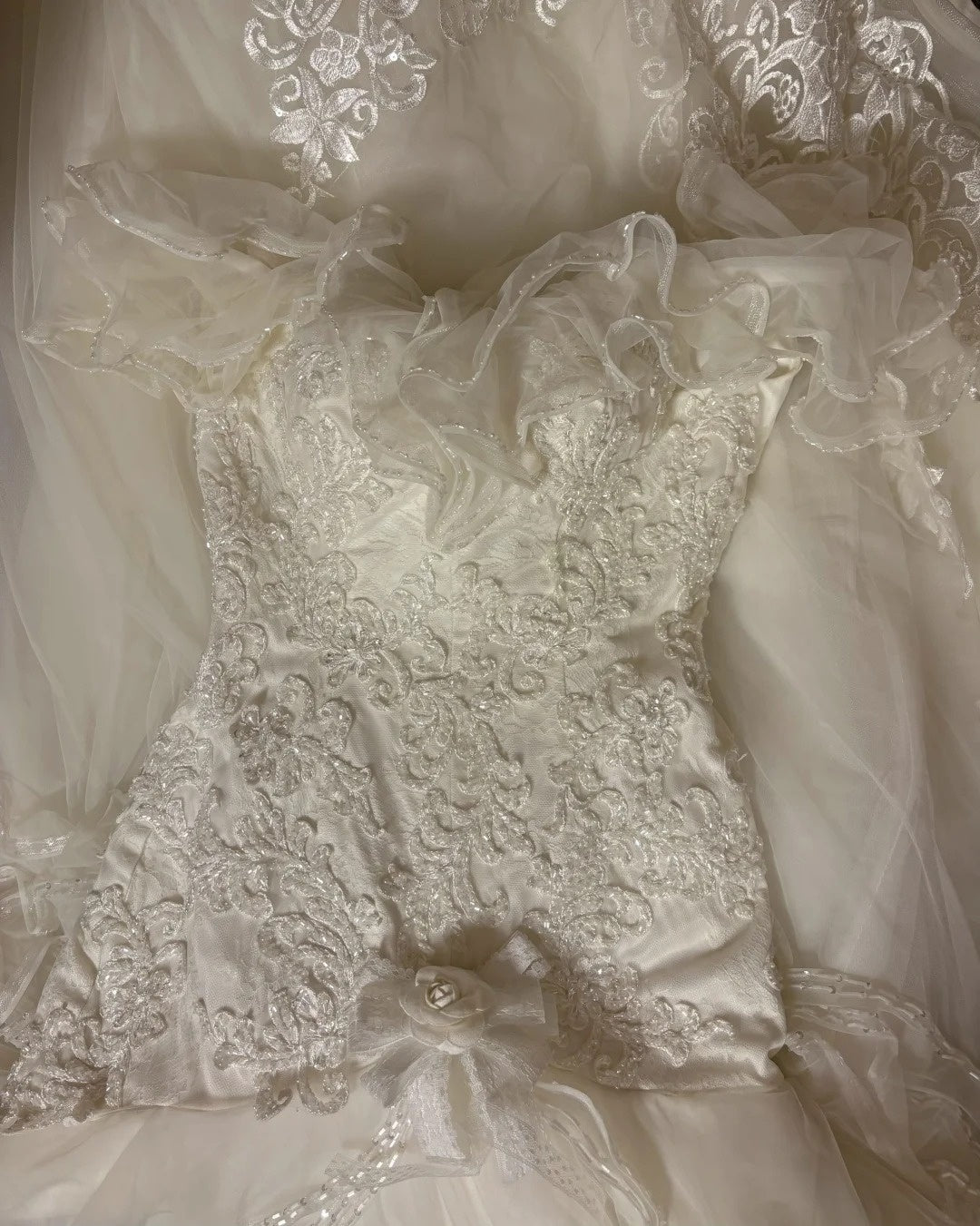 Sweet Off-Shoulder Bridal Gowns A-Line Beaded Sequins Applique Lace Wedding Dress AP2774