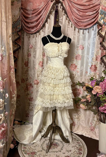 Stylish A-Line Spaghetti Strap Bridal Gowns Lace Beaded Ruffled Hi-Lo Tiered Wedding Dress AP2803