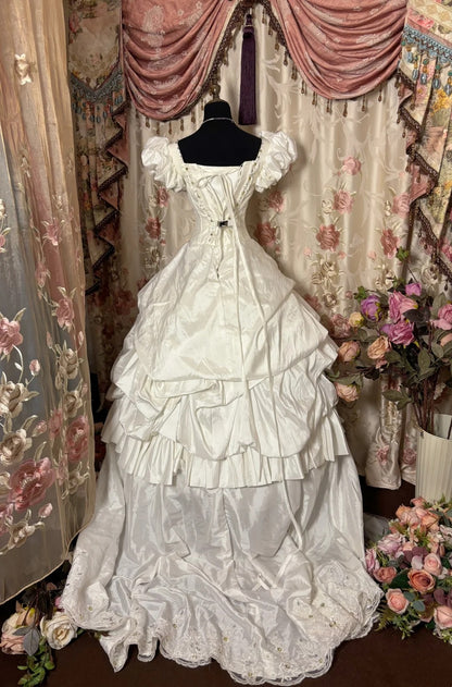 Classical A-Line Square Neck Bridal Gowns Short Puffy Sleeve Lace Beading Crystals Wedding Dress AP2826