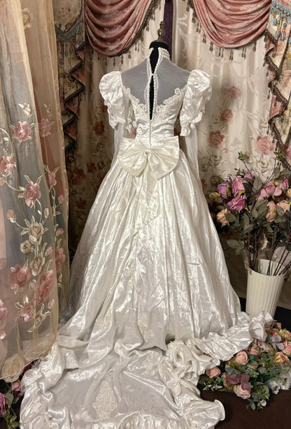 Ethereal A-Line High Collar Bridal Gowns Long Sleeve Beads Lace Appliques Wedding Dress AP2835