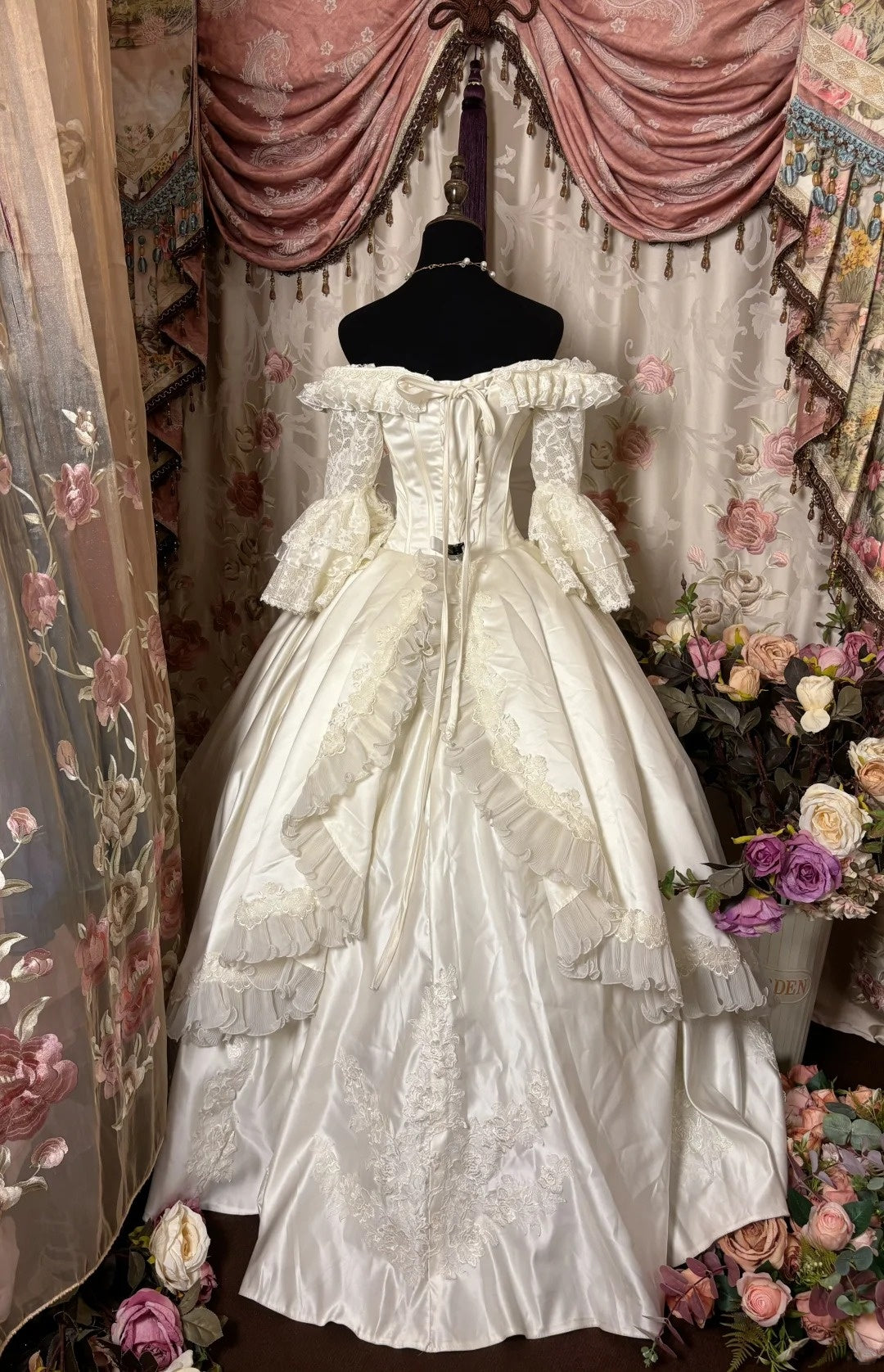 Gorgeous A-Line Off-Shoulder Bridal Gowns Appliques Lace Long Sleeve Wedding Dress AP2838